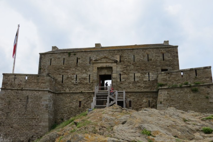 Para llegar al Petit Bé hay que subir un roquerío. Recomiendo buenos zapatos.