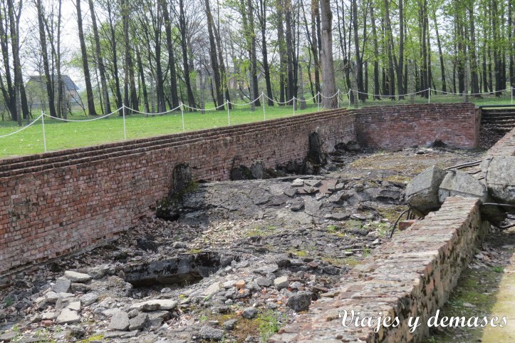 Cámras de gases destruidas.