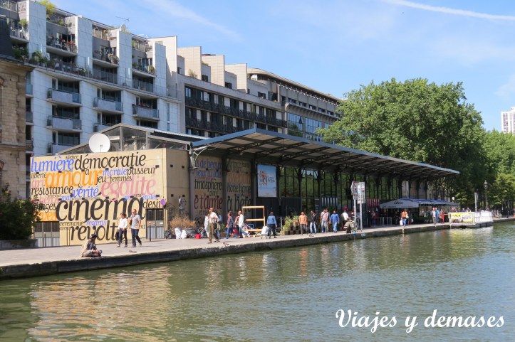 Es edificio es un cine. En la noche ese sector esta iluminado y se ve muy bonito.