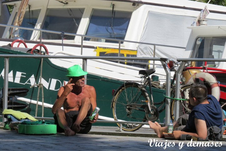 A este senor le gusta el color verde.