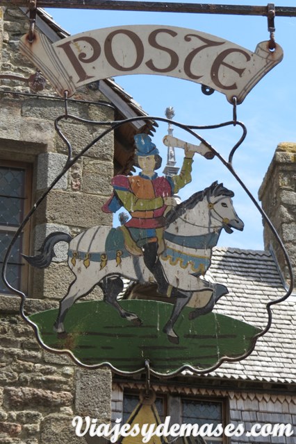 Si les gusta esxribir, pueden enviar postales desde la oficina de correos que está en el Mont Saint-Michel.