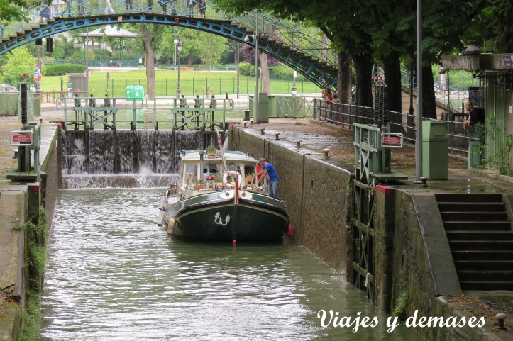 Seguí esta péniche hasta que cruzó la esclusa.