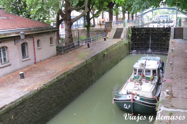 En esta foto se nota que el nivel del agua bajó y por lo tanto, el barco está más bajo.
