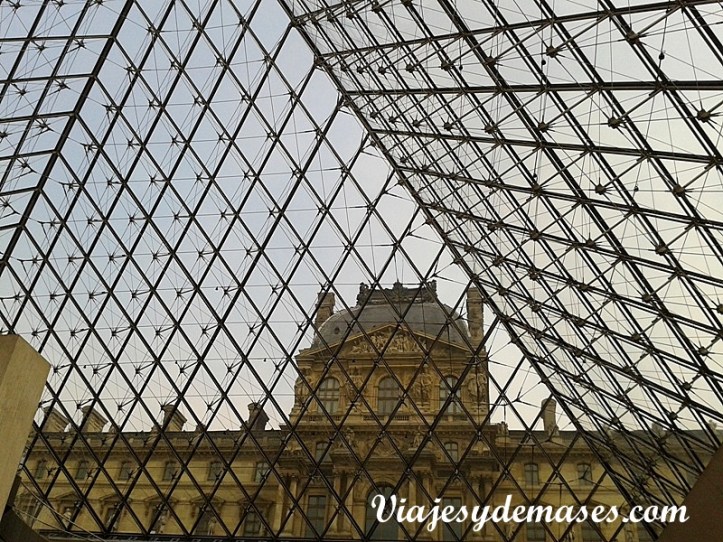 El pirámide del Louvre por dentro.