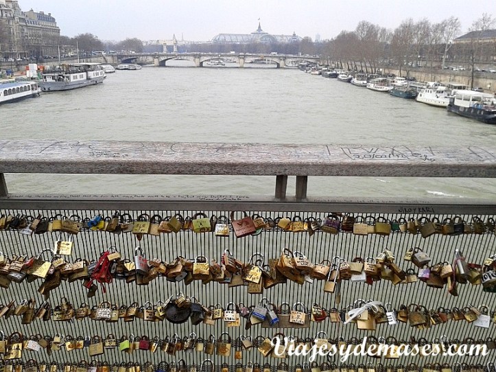Pasarela Leopold Senghor. Sí, también tiene candados...