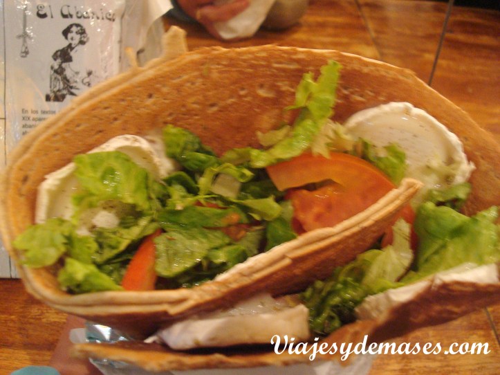 Esta crepe es del Petit Grec: queso de cabra berenjenas, lechuga y tomate.