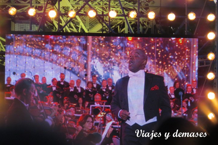 Habían dos pantallas giganes, una en cada costado de la Tour Eiffel.