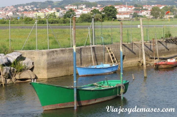 En el estuario hay varios botes estacionados.