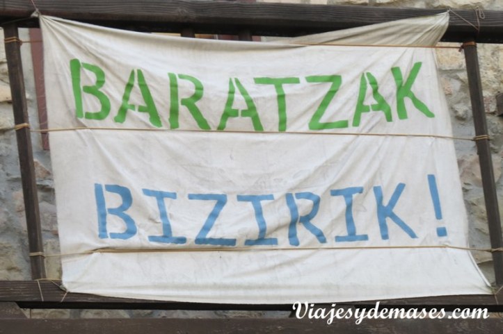Por el camino encontramos varios lienzos escritos en Euskera. Este dice: "Jardines vivos".