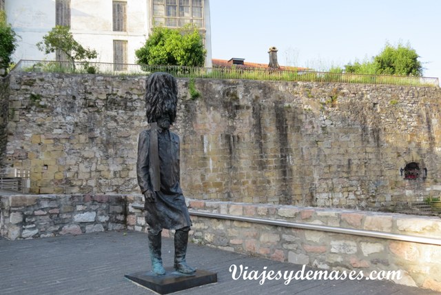 Aquí se puede apreciar parte de la muralla que encierra el casco antiguo.