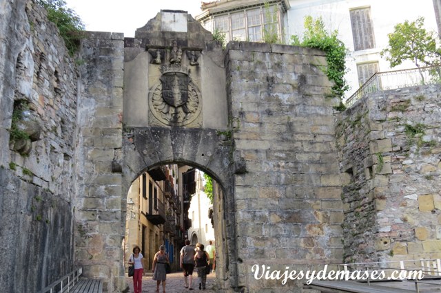 Una de las puertas de entrada a la ciudad vieja.