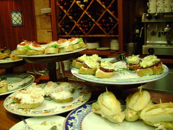 Los pintxos son bocadillos con una base de pan.