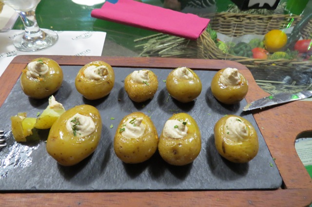 Patatines al cabrales: papas pequeñas cocidas, con queso Cabrales.