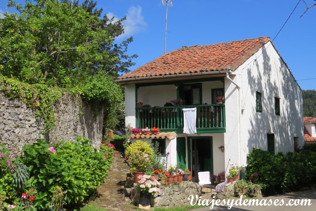 Aquí vive Daniela, una vecina amiga de mi abuela. Cuando vio que le tomábamos fotos a su casa, salió a preguntarnos a quién buscábamos.