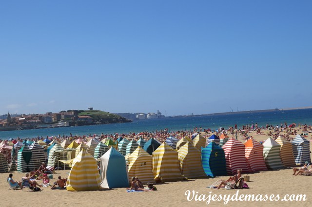 Estas carpitas decoran la playa.