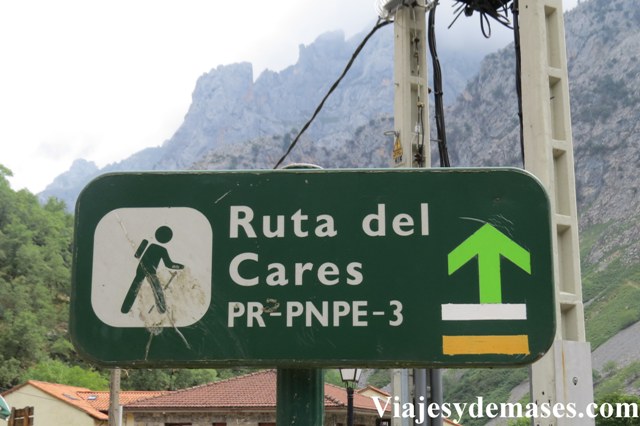 El panel que marca el regreso hacia Poncebos.