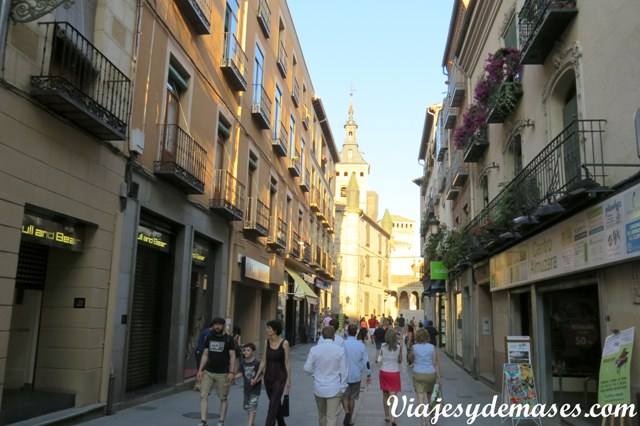 Calle comercial dentro de lo que fuera la judería.