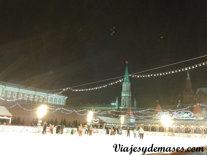 Cancha de patinaje. Es posible arrendar los patines.