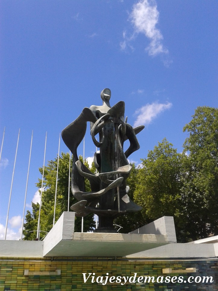 Escultura homenaje a los fundadores.