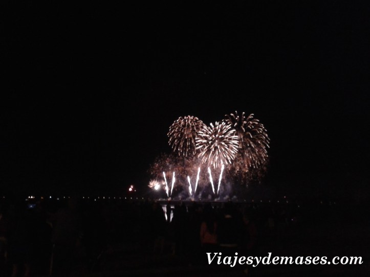 Fuegos artificiales en Costanera río Bío Bío, Concepción, Chile