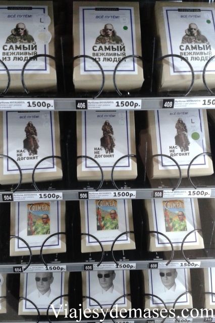 La más polémica es la que dice: "Grettings from Crimea"