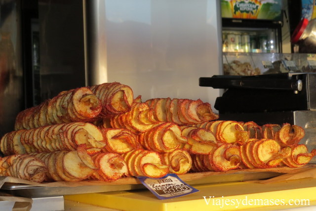 Compramos un palito con papas fritas para probarlas.