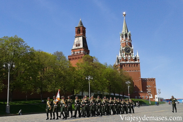 Soldados en formación post ensayo.