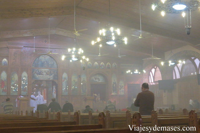 Entramos a otra iglesia y el humo del incienso impide ver con claridad.