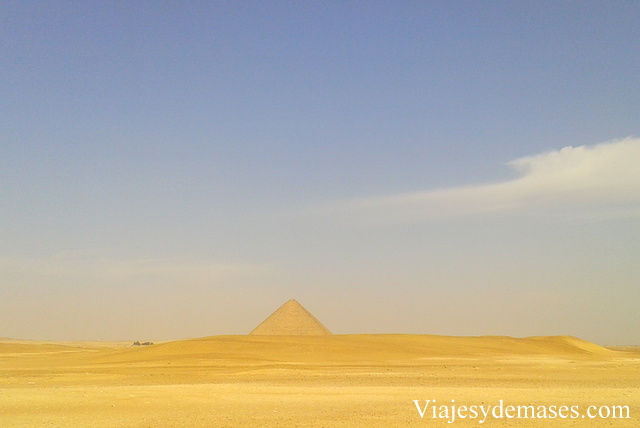 Vista desde lejos de la pirámide roja.