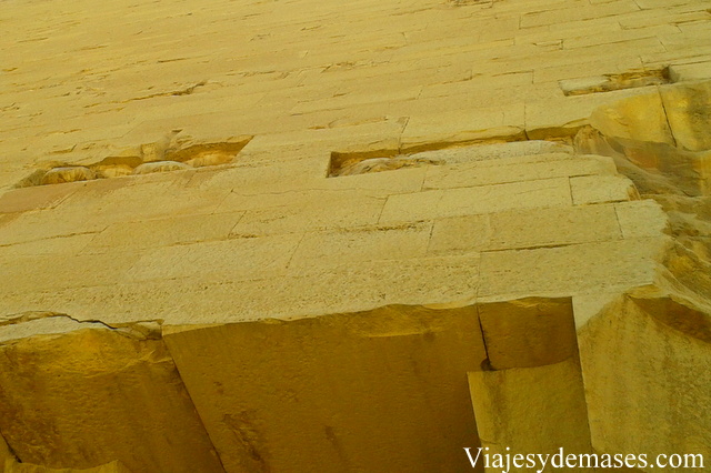 Costado de la pirámide.