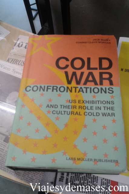 Este libro es buenísimo. Me habría quedado leyéndolo completo.