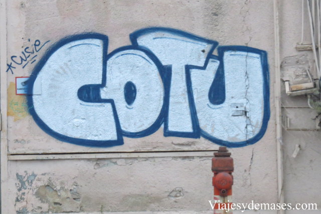 Detalle del graffiti del frontis.