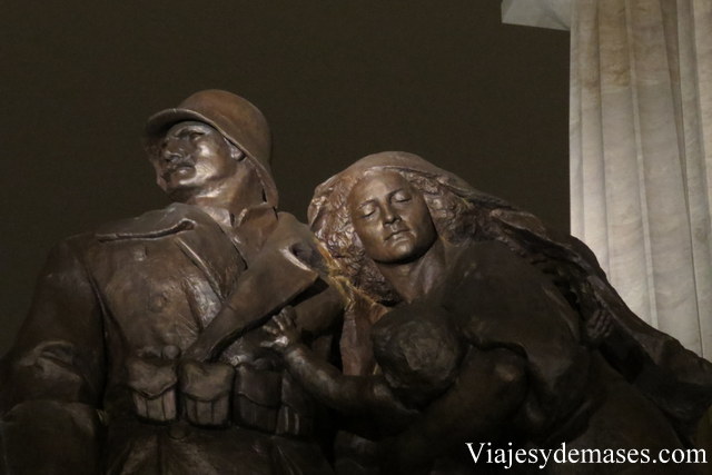 Otro detalle del monumento.