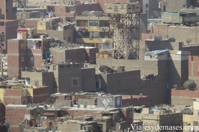 Me llama la atención la cantidad de antenas satelitales en los techos.