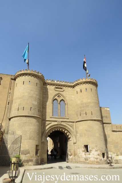 Detrás de esta muralla está el museo militar.