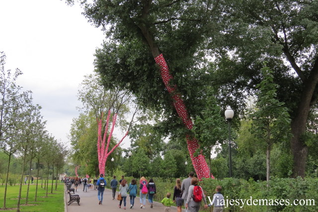 instalación de Yayoi Kusama en el parque Gorki.