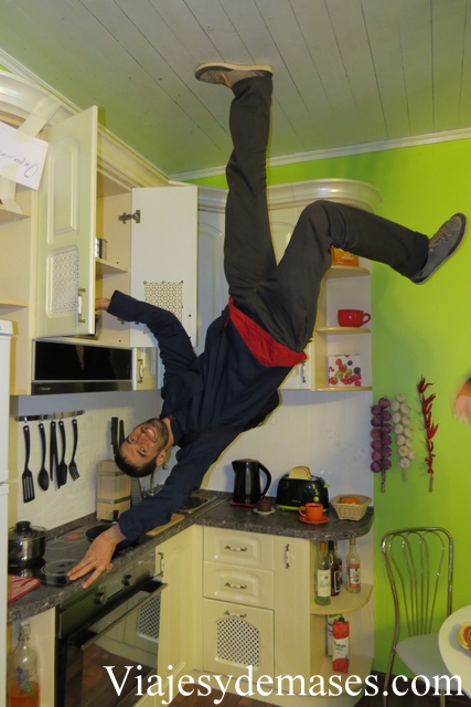 Mi marido haciendo piruetas.