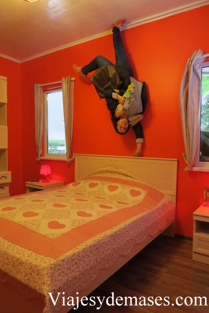 ¡Invertida con una sola mano y afirmando la cartera!