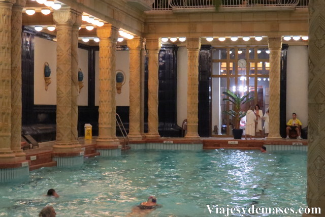 Piscina de agua fría. Gorra obligatoria.