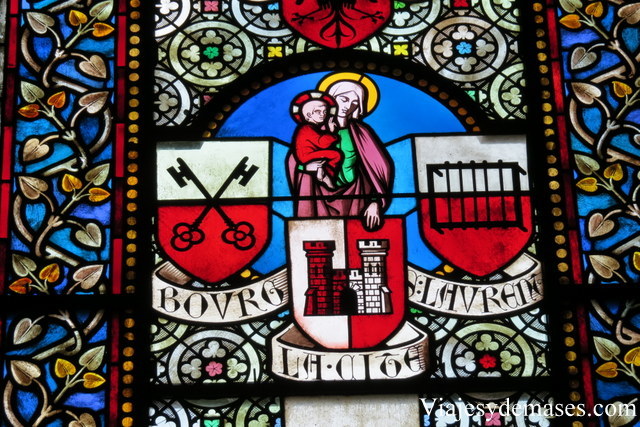 Como todo catedral gótica, tiene vitrales.