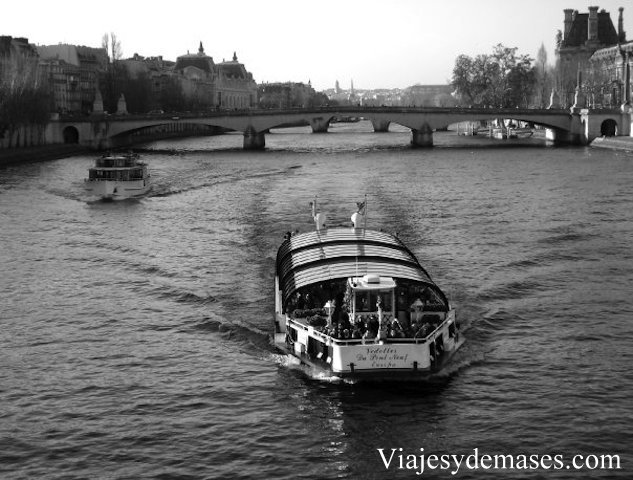 Un bâteau mouche para pasear por el Sena.
