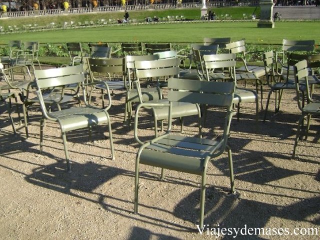 Las sillas del jardín de Luxembourg invitan al descanso y a la lectura.