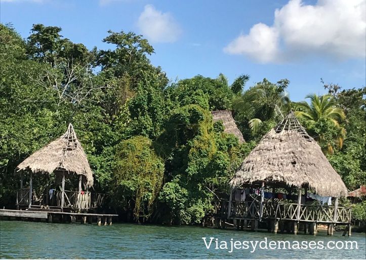 Embarcadero de un hotel en Río Dulce, Guatemala.